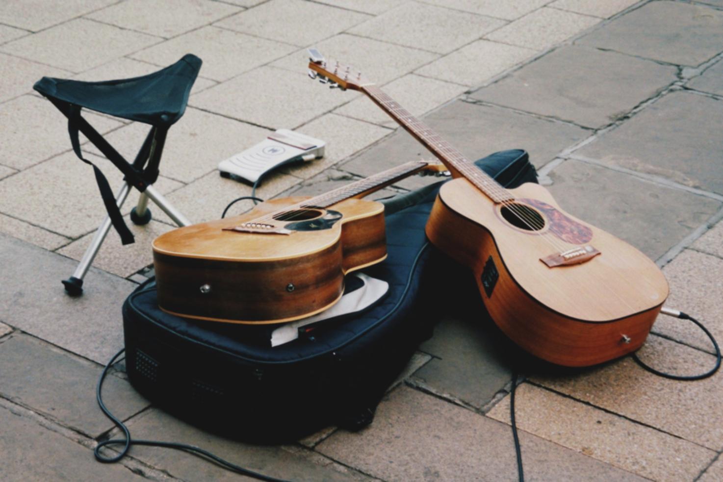 Detailansicht von Musikproduktions-Equipment und Mischpult